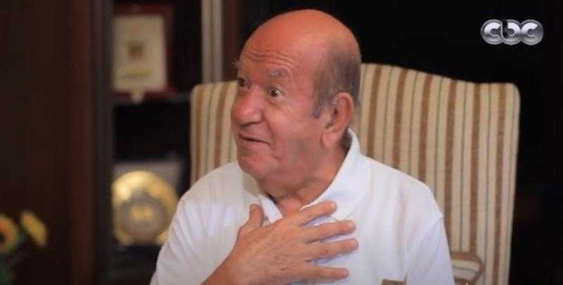 شاهد.. لحظة تأثر لطفي لبيب عند حديثه عن محمد هنيدي: «دا ابني البكر»