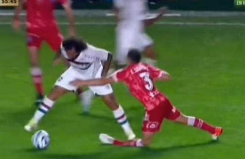شاهد.. مارسيلو يتسبب في إصابة مروعة لمنافسه ويغادر باكيا