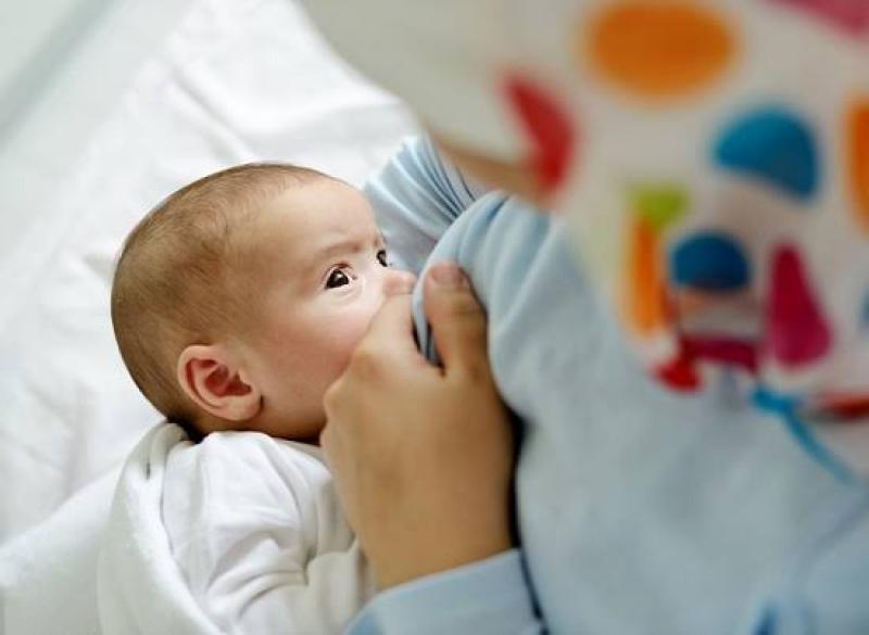 هل يأثم الرجل لرفضه إعطاء زوجته أجر على إرضاع طفلها؟.. المفتي يوضح