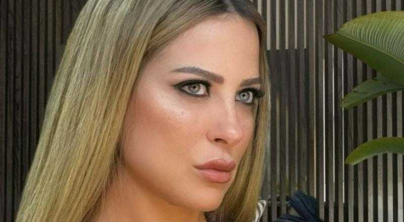 ريم مصطفي تشارك جمهورها بصورة على البحر