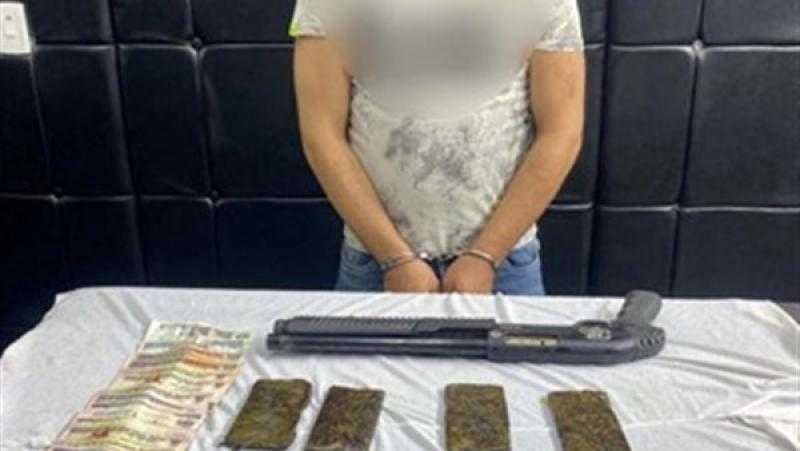«سلاح ومخدرات».. ضبط أحد الخارجين عن القانون في مدينة نصر