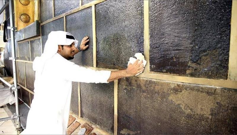 شاهد.. أدوات تطييب وتنظيف الكعبة المشرفة