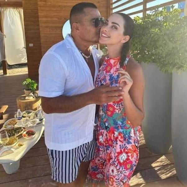 قبلة وحضن بين عمرو دياب وداليدا خليل.. والجمهور: قصة حب جديدة