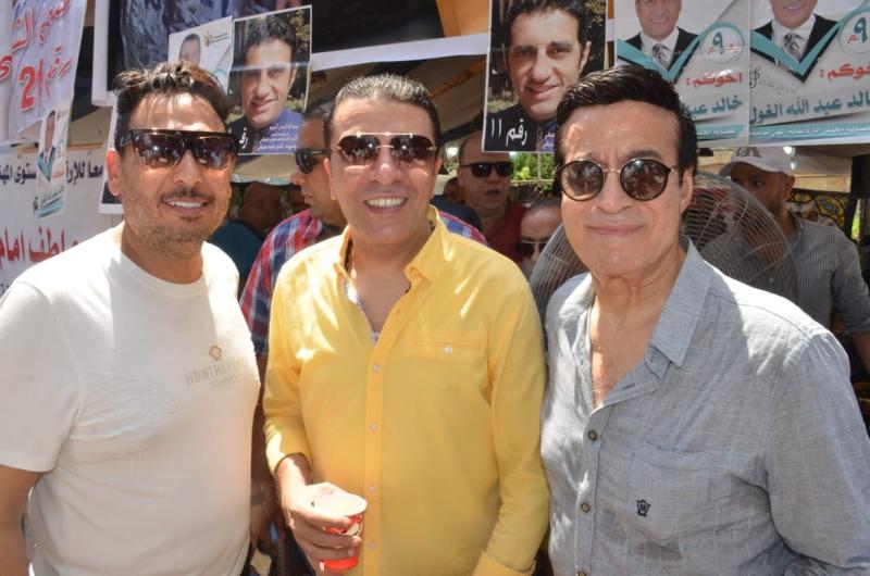 مصطفى كامل يرقص مع أحمد العيسوي بعد فوزه في انتخابات الموسيقيين