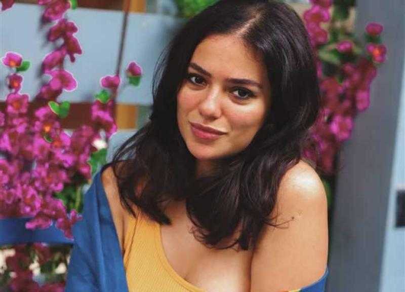 في الشارع.. ثراء جبيل تعلن خطبتها من فنان شاب