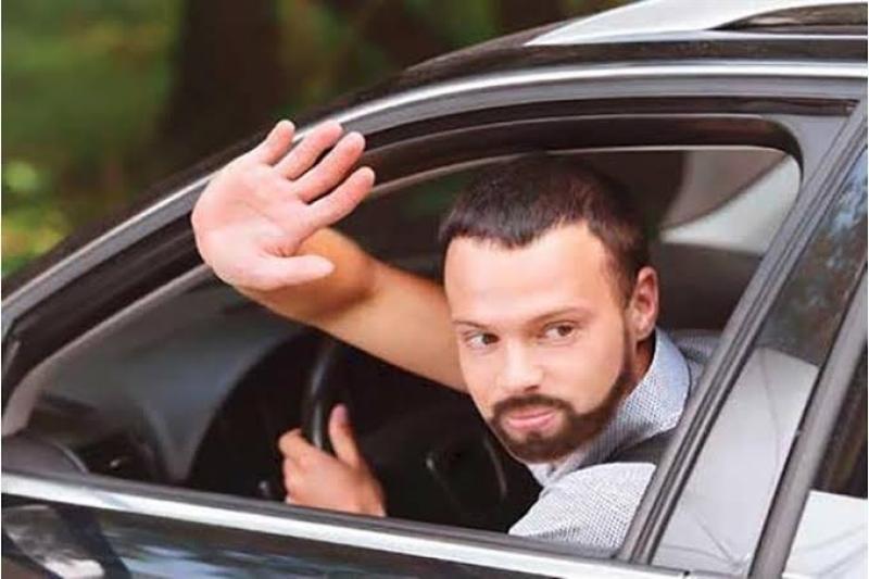 حكم إلقاء السلام برفع اليد دون التلفظ به