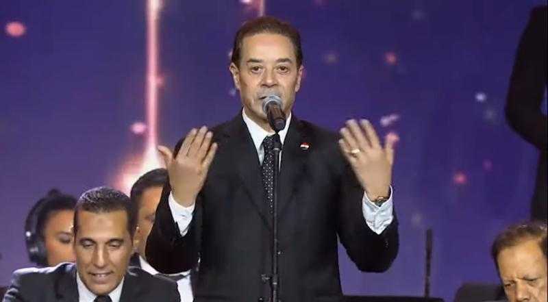 شاهد.. ماذا قال الفنان مدحت صالح للرئيس السيسي خلال حفله بالعلمين؟