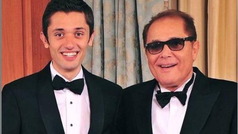 أشرف عبد الباقي يكشف حقيقة وجود تشابه بين كريم محمود عبد العزيز ووالده.. فيديو