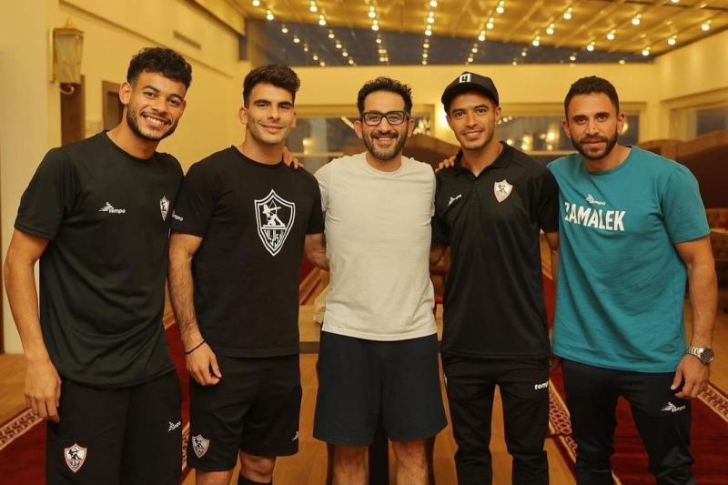 بعد خروجهم من البطولة.. لاعبو الزمالك برفقة أحمد حلمي