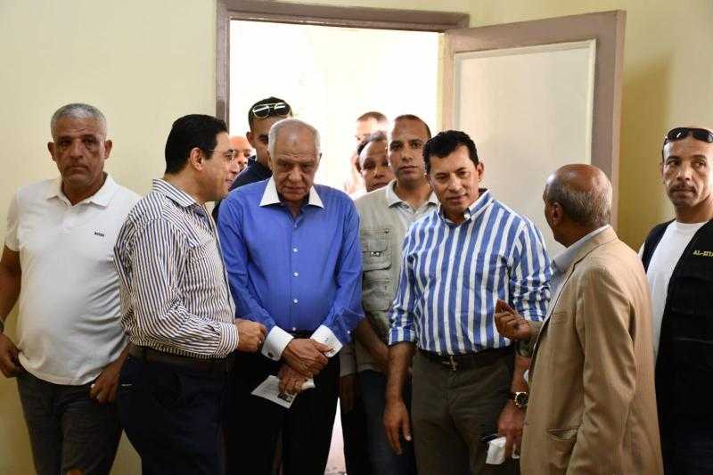 وزير الشباب ومحافظ الجيزة يضعان حجر الأساس لحمام سباحة بكفر طهرمس