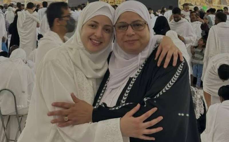 منى فاروق ووالدتها