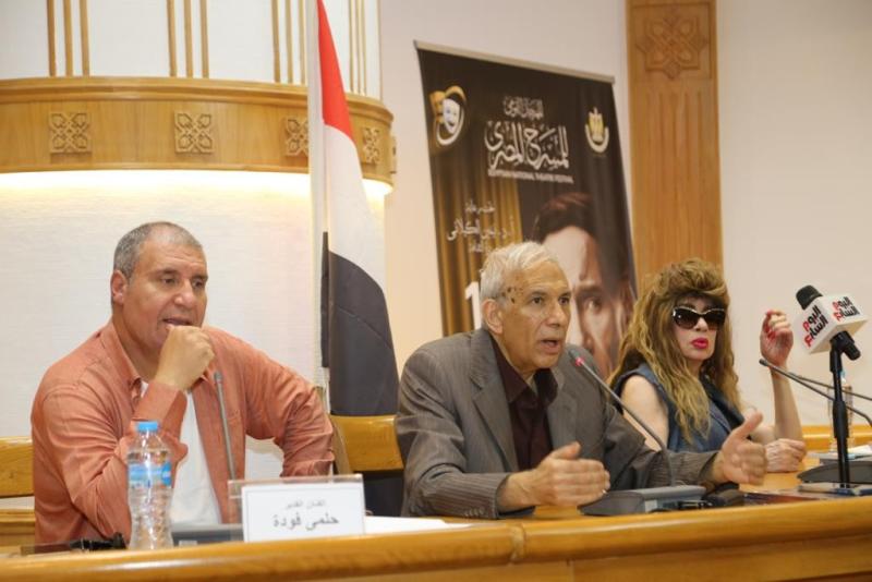 حلمي فودة يقرأ دراسة السلاموني للحضور.. ”ميتافيزيقا التمثيل في تراثنا المسرحي”