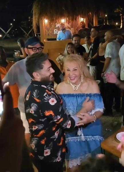 رقص وأحضان.. شاهد نادية الجندي وتامر حسني في الساحل