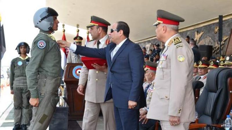 الرئيس السيسي وأحد الطيريين