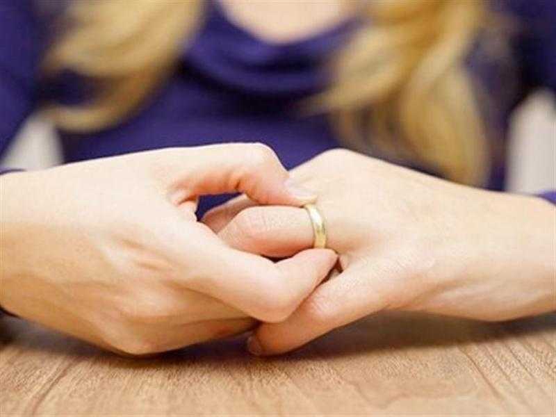 «طاهرة» تطلب خلع زوجها: «رماني في الشارع»