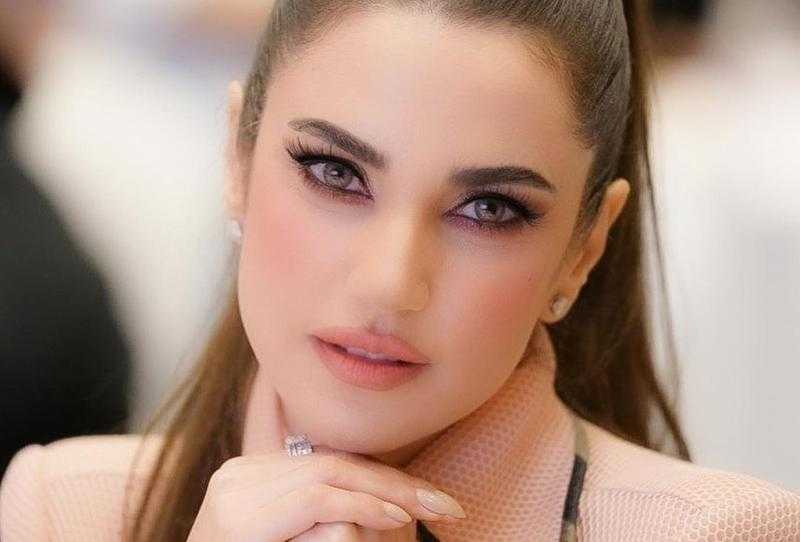 «بالمايوه».. درة تخطف الأنظار بإطلالة جريئة