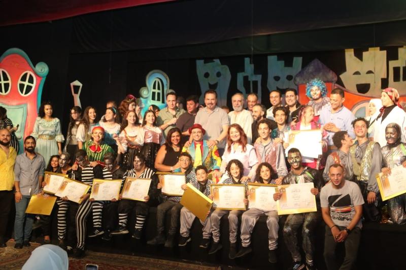 محمد رياض يكرم صناع العرض المسرحي ”مغامرات چيمو”