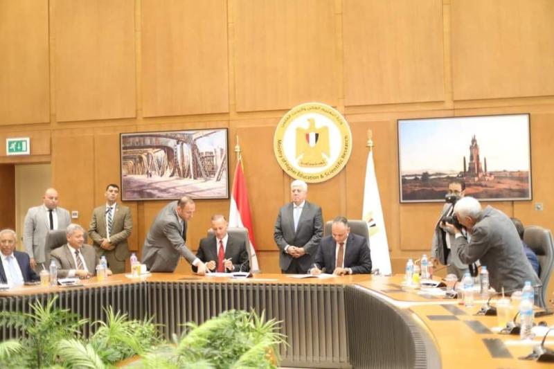 أثناء التوقيع 
