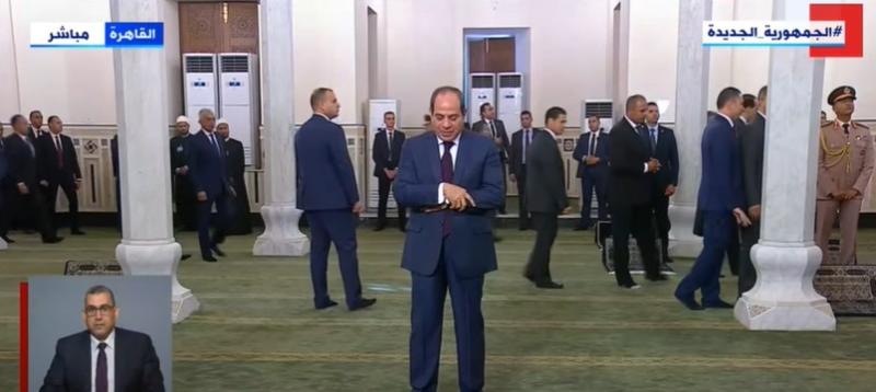 السيسي يصلي ركعتين تحية للمسجد خلال افتتاح مسجد السيدة نفيسة.. «فيديو»