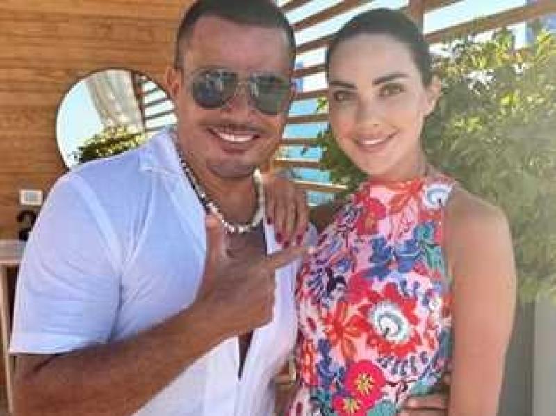 داليدا خليل عن صورها المثيرة مع عمرو دياب: «قبلة عفوية وأنا قولتله بوسني»