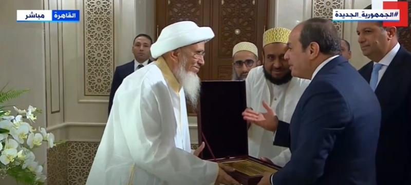 الرئيس السيسي يتفقد ضريح السيدة نفيسة بعد انتهاء أعمال التطوير.. «فيديو»