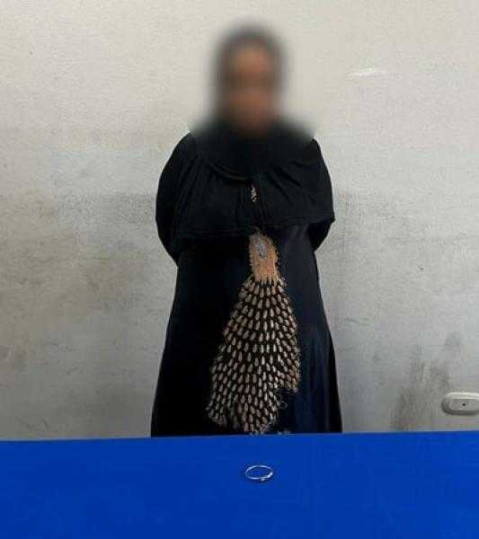 ضبط سيدة أثناء محاولتها سرقة قطعة ذهبية من طفلة داخل مسجد بالجمالية