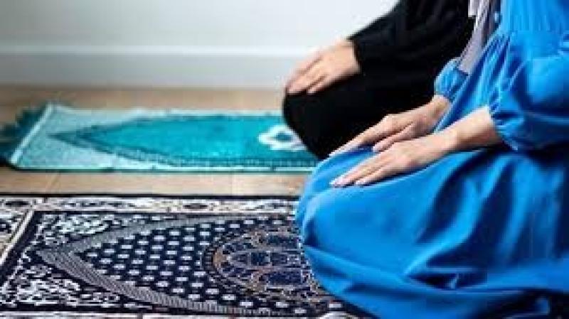 الأزهر: رؤية الرجال للمرأة أثناء صلاتها لا يُبطلها
