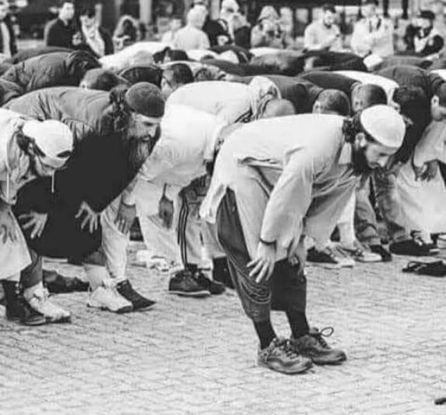 الأزهر: يجوز للمسلم الصلاة بـ”الحذاء” لكن بشرط