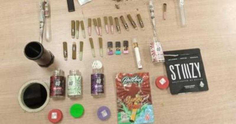 ضبط راكب في مطار القاهرة بحوزته كمية متنوعة من نبات وزيت الماريجوانا المخدر