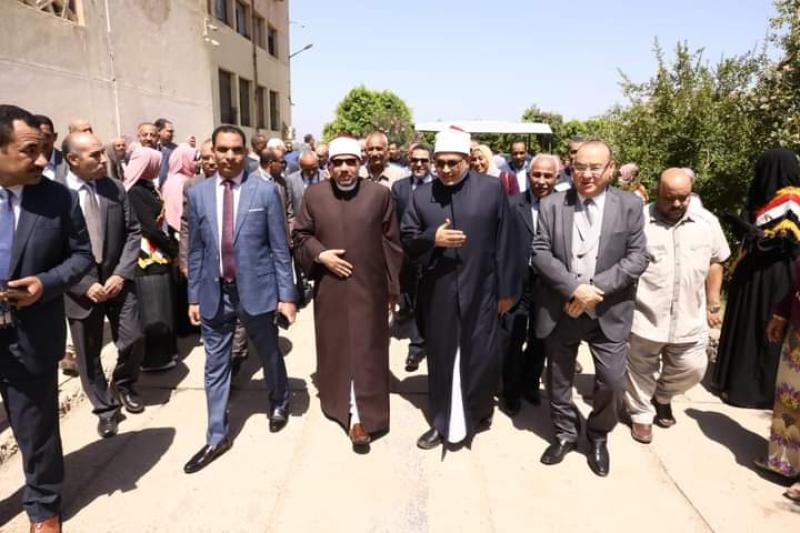 رئيس جامعة الأزهر خلال الزيارة