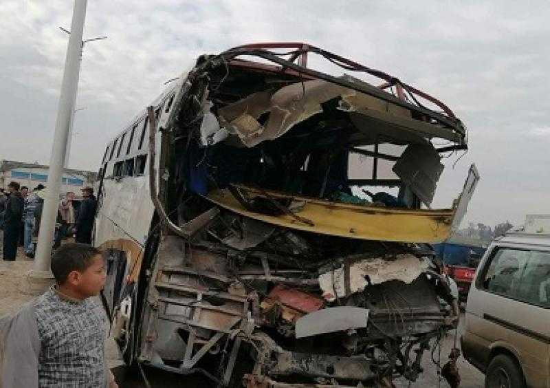 مصرع وإصابة 8 أشخاص إثر تصادم أتوبيس وسيارة بطريق السويس الصحراوي