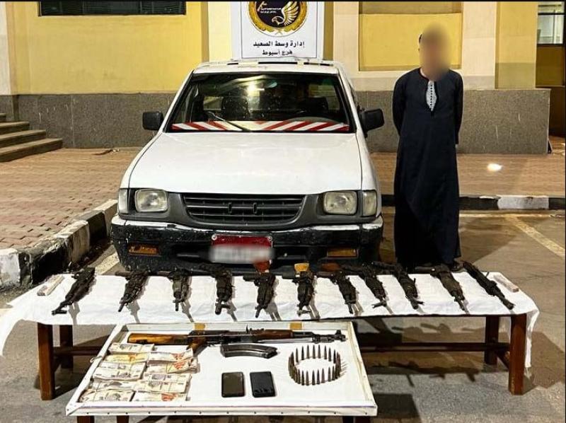ضبط عنصر إجرامي بأسيوط بحوزته 12 بندقية آلية وذخائر