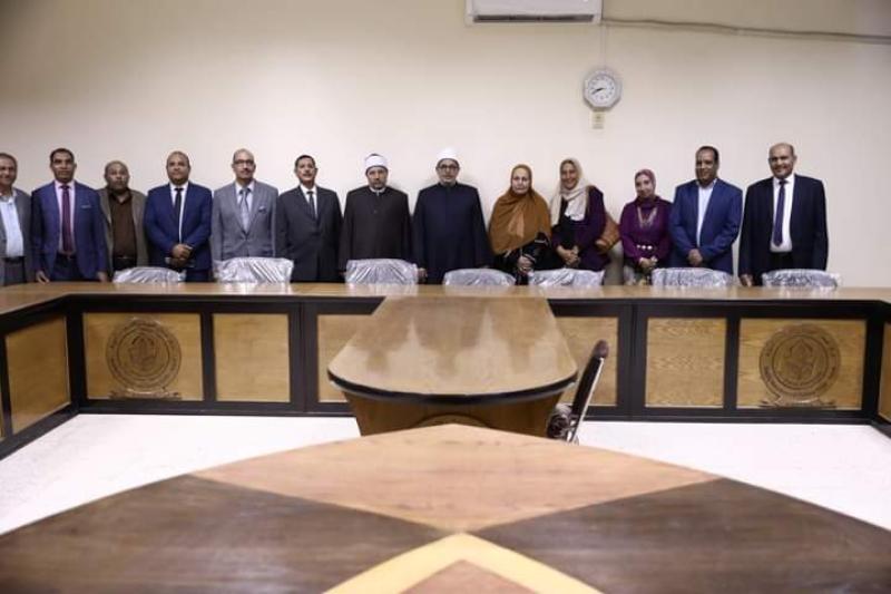 رئيس جامعة الأزهر خلال الزيارة 