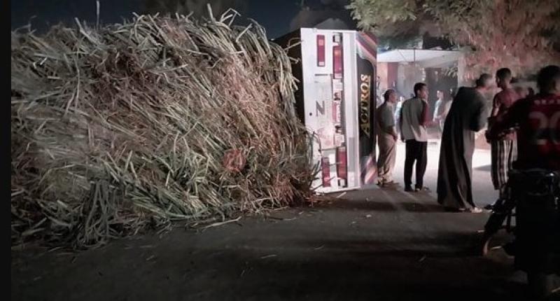 انقلاب تريلا محملة بالقصب على الطريق الزراعي بسوهاج