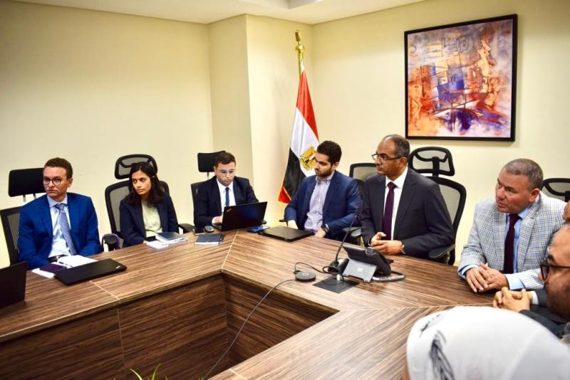 نائب وزير الإسكان يجتمع مع ممثلي صندوق مصر السيادي