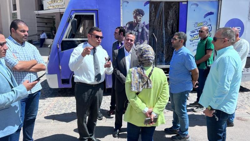 رئيس جهاز العاصمة الإدارية الجديدة يتفقد سيارة مجهزة لخدمة قاطني الحي السكني الثالث R 3