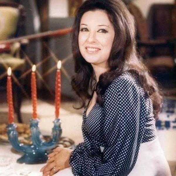 زوجها طلقها وأدمنت الشيشة بسبب والدها وعبدالوهاب حرر ضده محضرًا .. صدمات في حياة نجاة الصغيرة