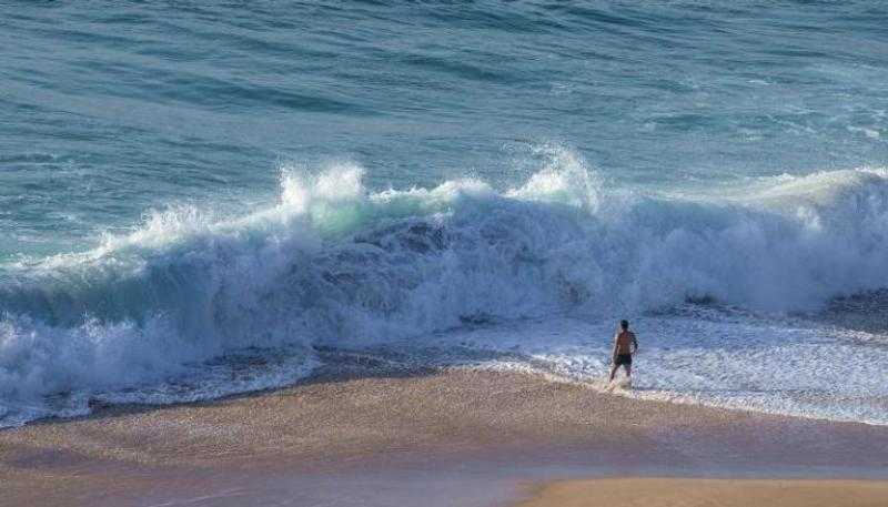 ُ«الأرصاد» تُحذر المصطفين من ارتفاع الأمواج: «لا تتعمقوا داخل البحر» - فيديو