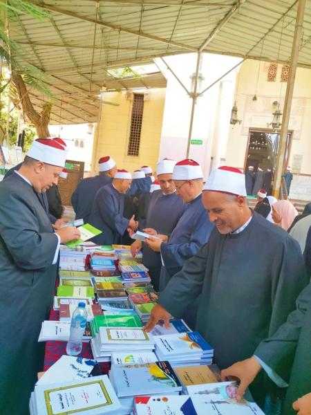 إقبال على إصدارات وزارة الأوقاف بمعرض الكتاب بمسجد خالد بن الوليد بإمبابة.. «صور»