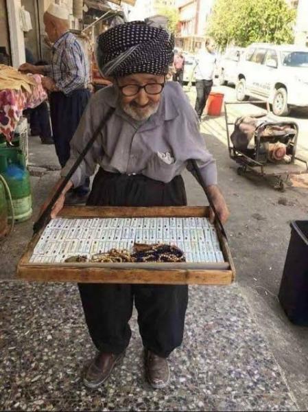 هل يجوز ترك ما يزيد عن ثمن السلعة للباعة الفقراء بنية الصدقة؟