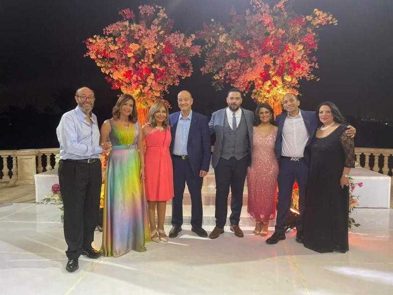 عمرو أديب يحتفل بخطوبة نجله بحضور الأهل والأصدقاء.. صور