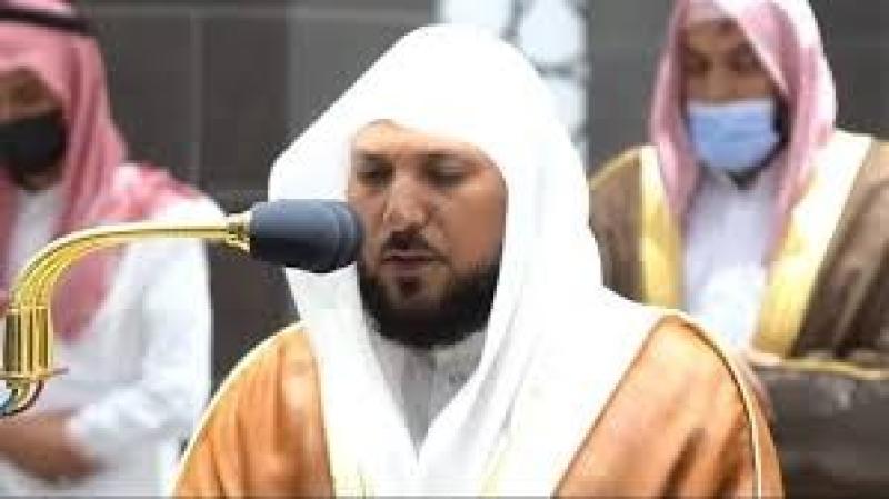 شاهد.. خطيب المسجد الحرام لم يستطع إكمال صلاة الجمعة والسديس يستكمل الصلاة