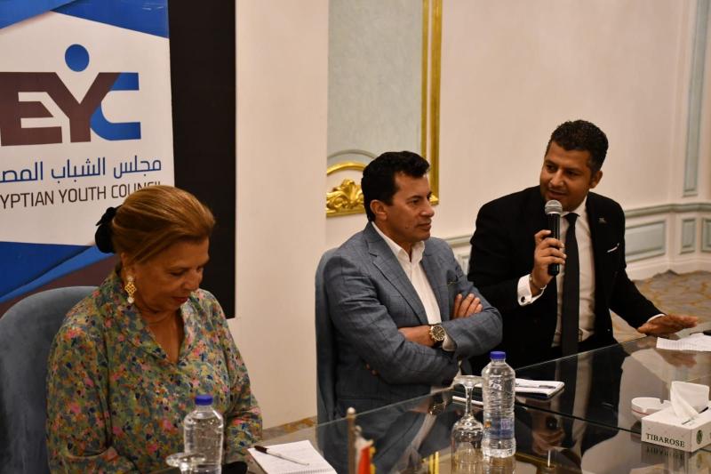  وزير الرياضة يشهد جلسة نقاشية حول تعزيز مشاركة شباب العمال والفلاحين بالشأن العام
