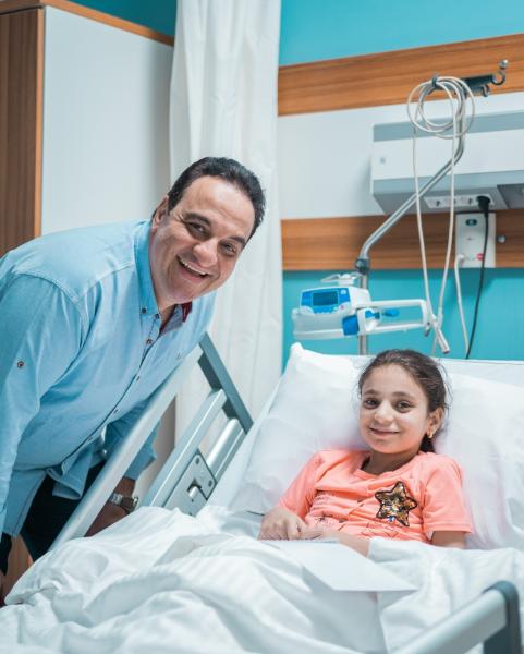 فى لفتة إنسانية.. هشام إسماعيل يزور أطفال مستشفى الناس «صور»