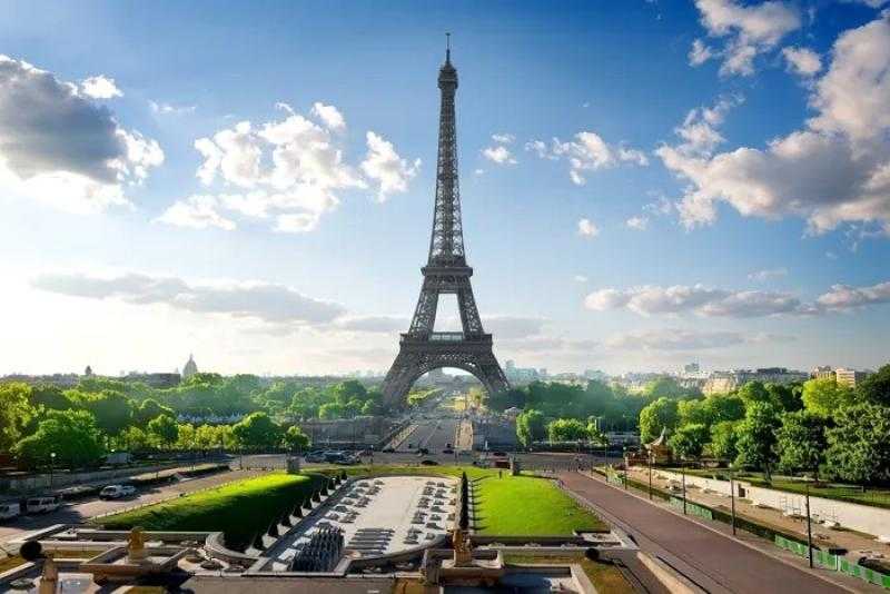 فرنسا.. إخلاء برج إيفل للاشتباه في وجود قنبلة