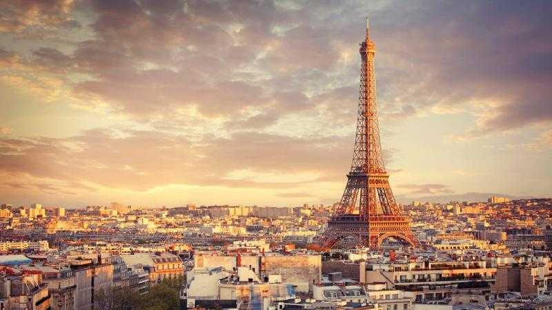 إخلاء برج إيفيل.. ماذا يحدث في باريس؟