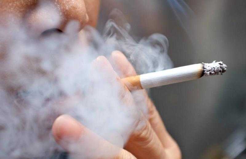 طبيب يكشف أكثر الفئات عرضة للسرطان بسبب التدخين.. «فيديو»