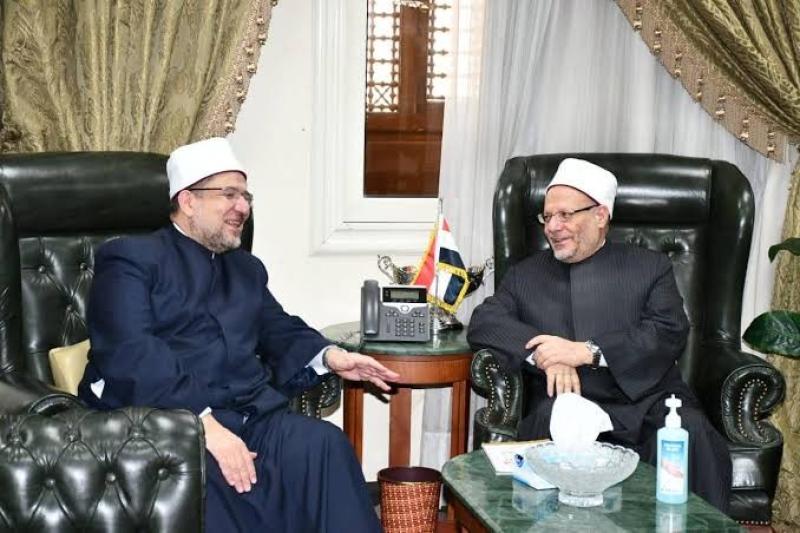 وزير الأوقاف يهنئ المفتي بثقة الرئيس بالمد له