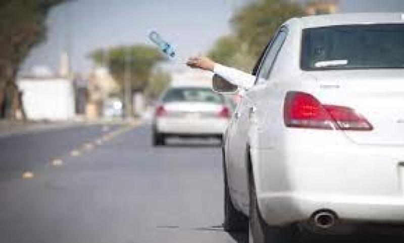  سائق ألقى مخلفات على الطريق العام
