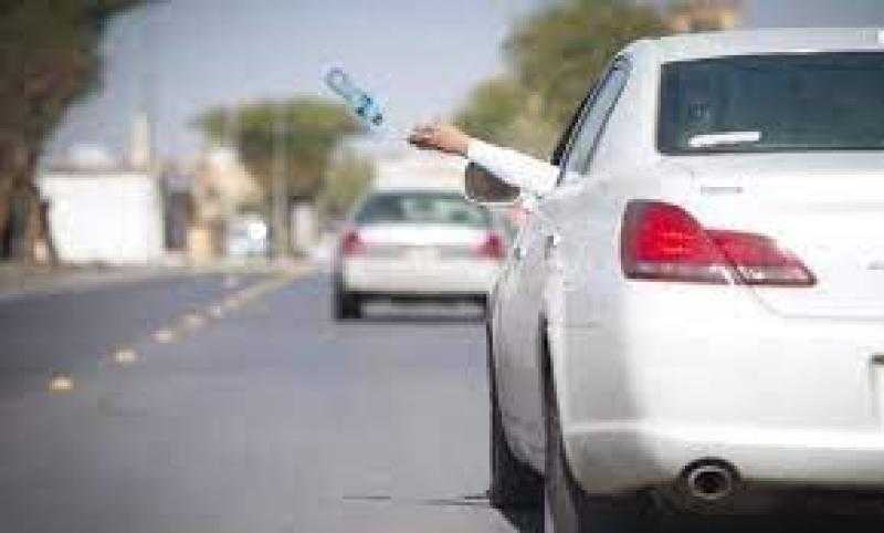 « الكاميرات جابته».. القبض على سائق ألقى مخلفات على الطريق العام في القاهرة